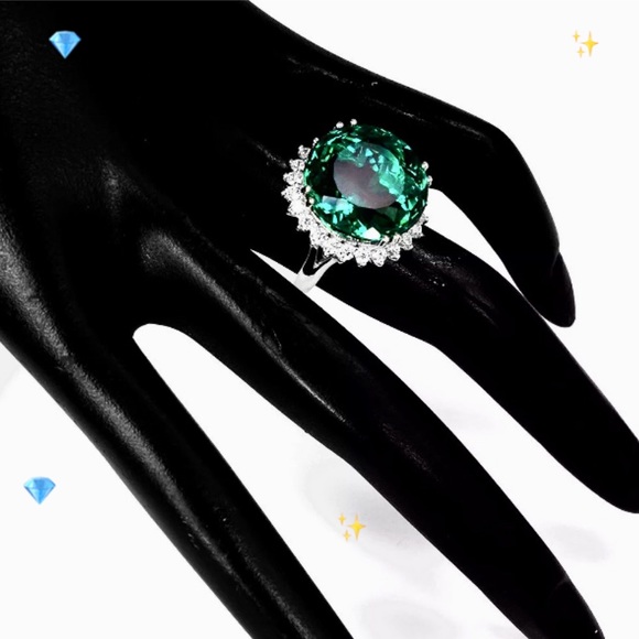 Fine Emerald Zircon 925 Silver Halo Cocktail Ring - Picture 4 of 4